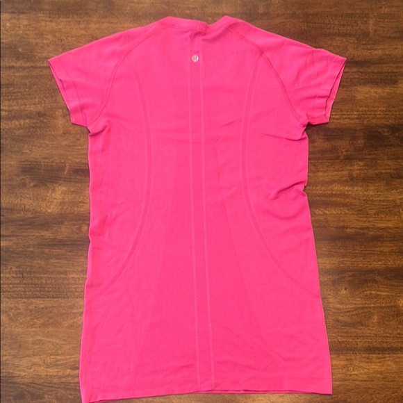 Lululemon Athletica Pink Fitted Short Sleeve Tee - Picture 2 of 2